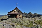 30 Al Rif. Benigni (2222 m) con vista verso il Monte Valletto...splende il sole !